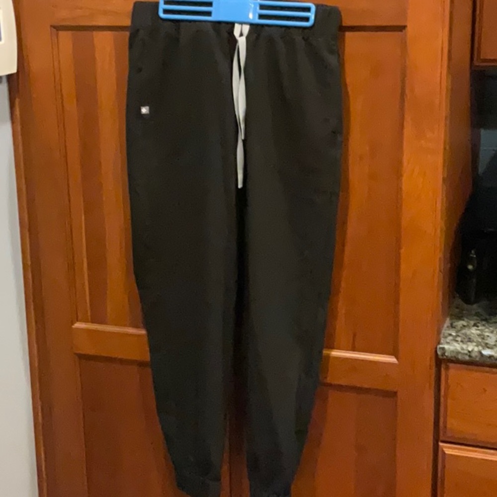 100% Awesome FIGS Jogger Scrub Pants!